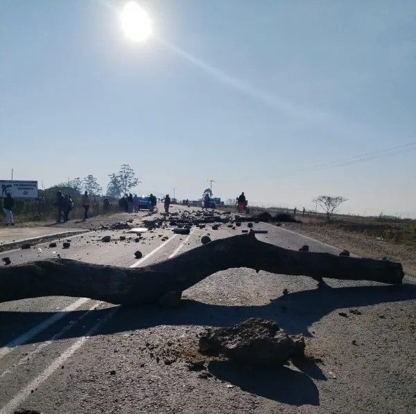 Lion Park road was closed by residents protesting against Eskom disconnecting the illegal electricity supply. 
