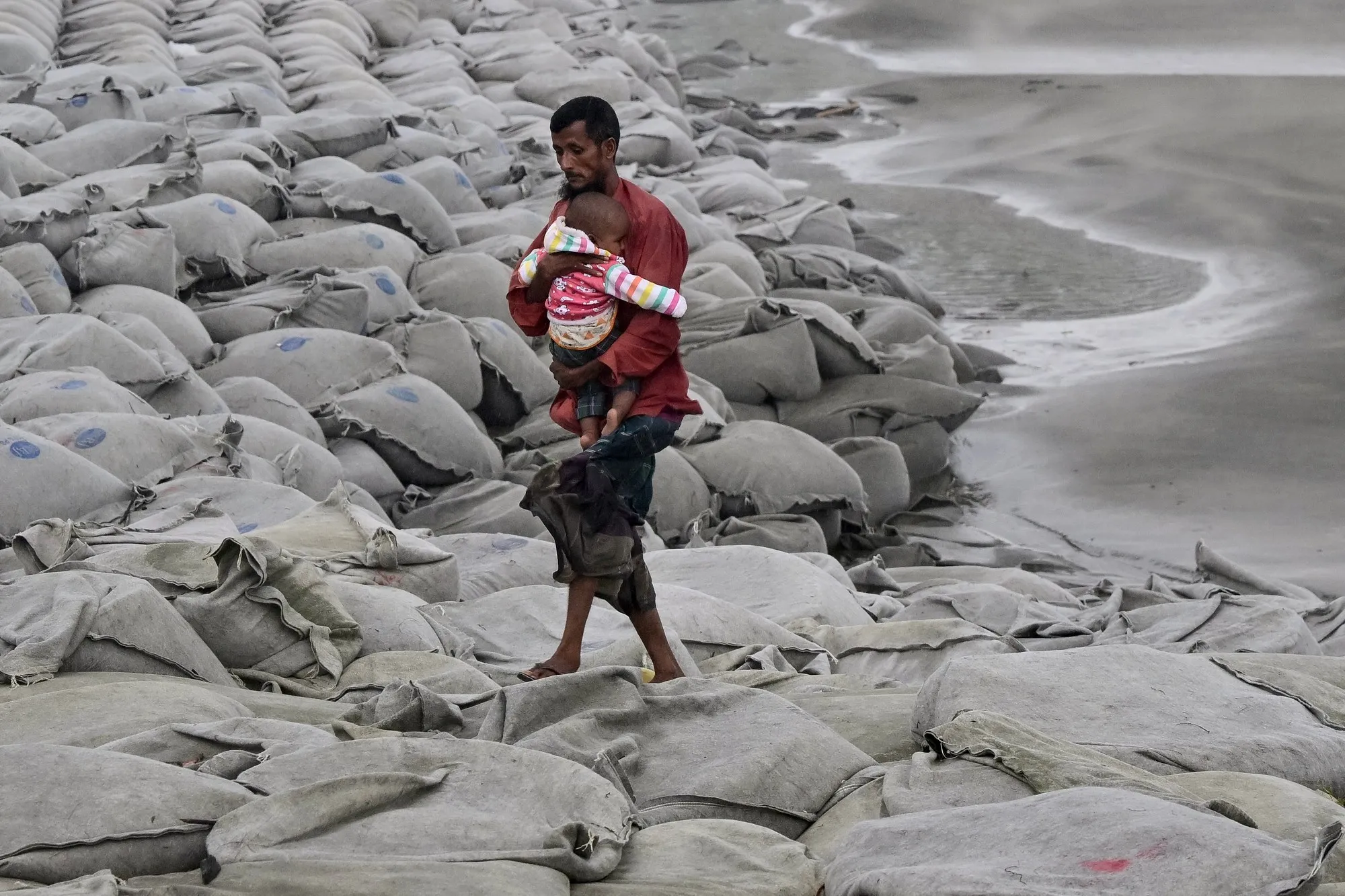 Nearly a million flee raging cyclone - Vimarsana News