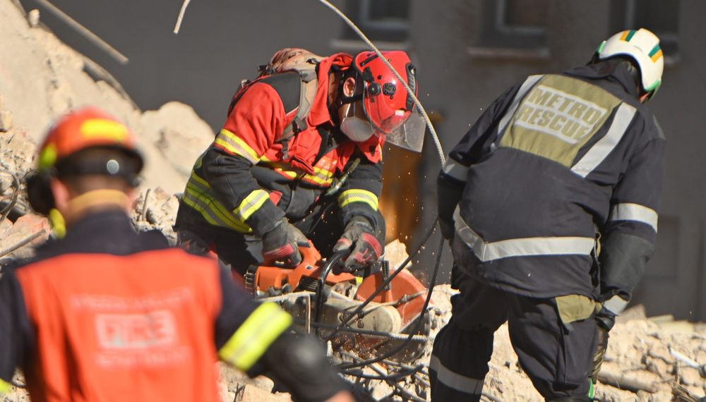 Gruelling weekend in store for rescue crews at collapsed building site ...