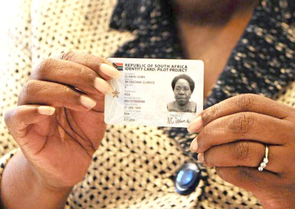 エイメス IDカード Motlanthe first in line for new ID card