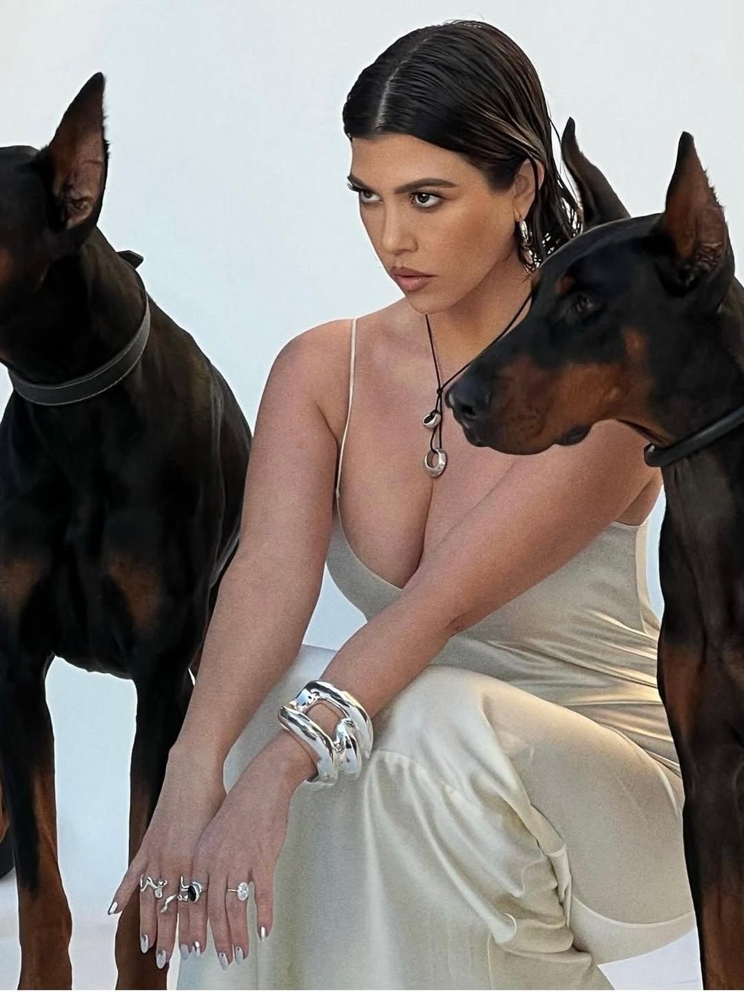 Wer hat die beste Halloween-Dekoration? Kourtney Kardashians gruseliges ...