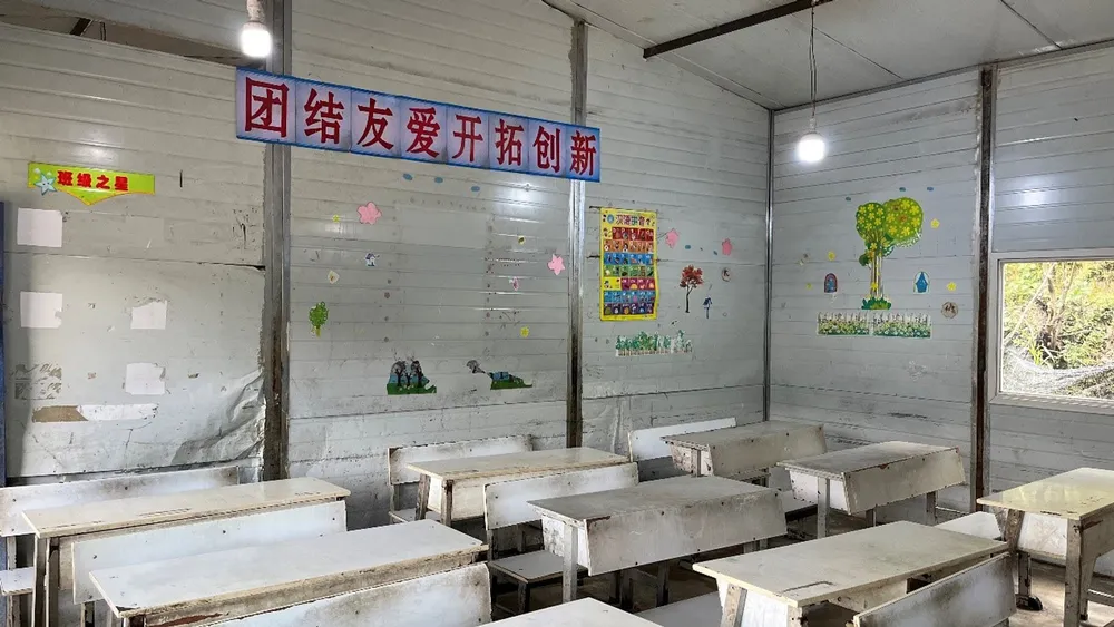 Photo taken on December 2, 2021, shows a now-abandoned classroom at the old site of Minglang Primary School. (People's Daily Online/Meng Bin)