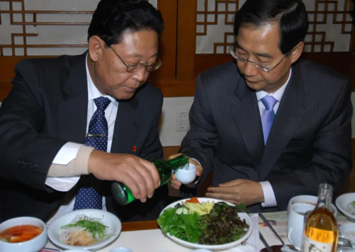 South Korean Prime Minister Han Duck-Soo and his North Korean counterpart Kim Yong-Il toast with the traditional liquor soju during a dinner in Seoul.