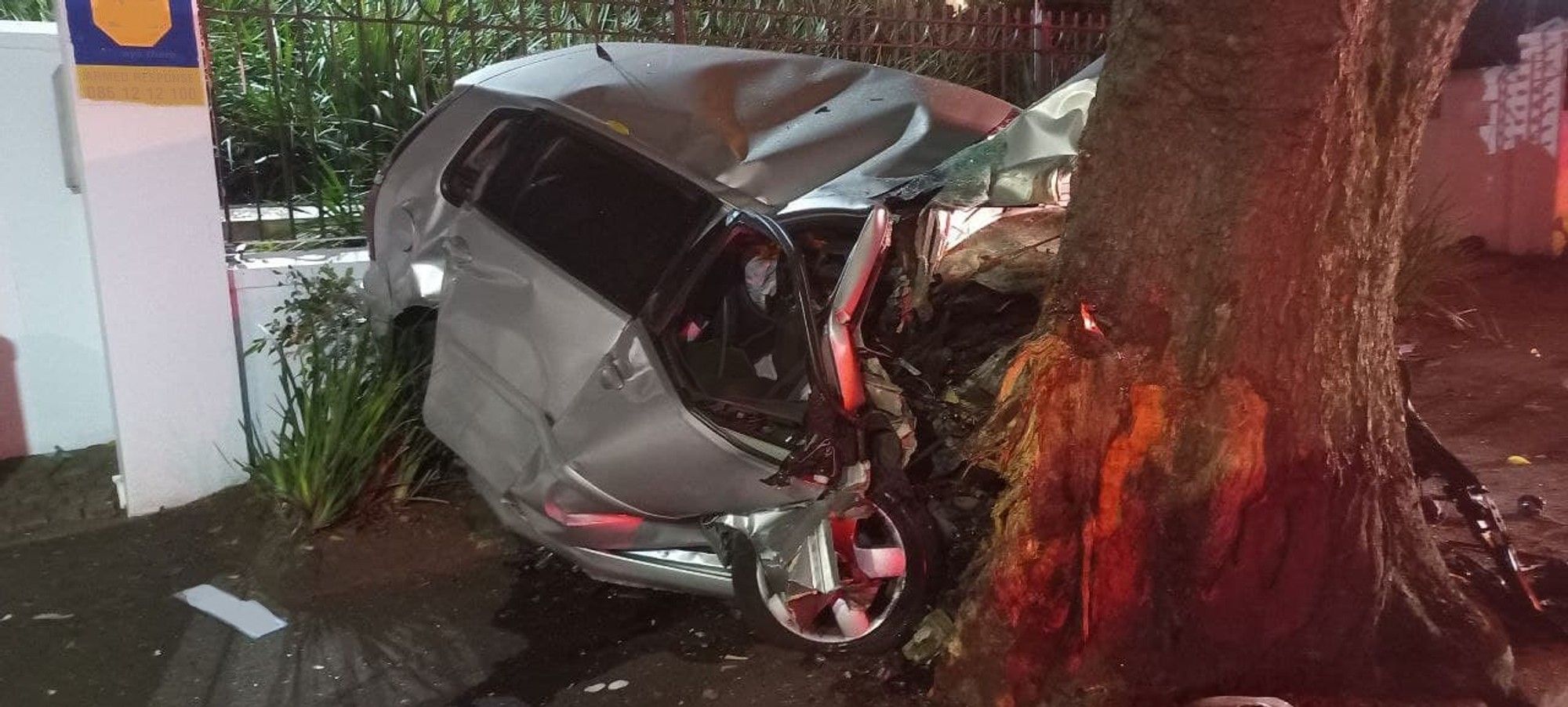 Man dies after car slams into tree in Durban