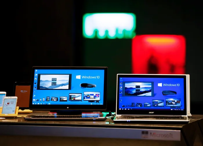 Windows 10 installed laptop computers are displayed at Microsoft China Center One in Beijing April 14, 2015. Image: REUTERS, Kim Kyung-Hoon.