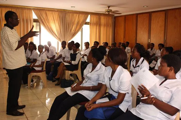 Thomas Chauke speaking to student nurses from Sefako Makgatho University (formerly MEDUNSA) about things nurses should watch out for.