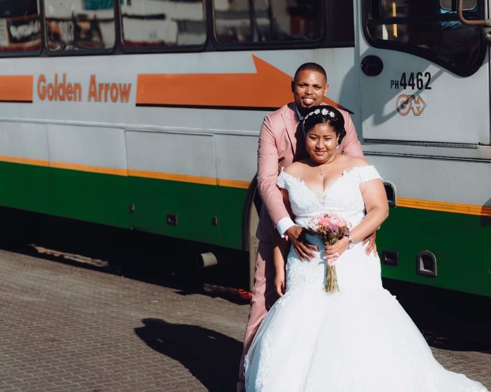 [PICS] Married on a bus Couple takes a trip back to where they first met(01)