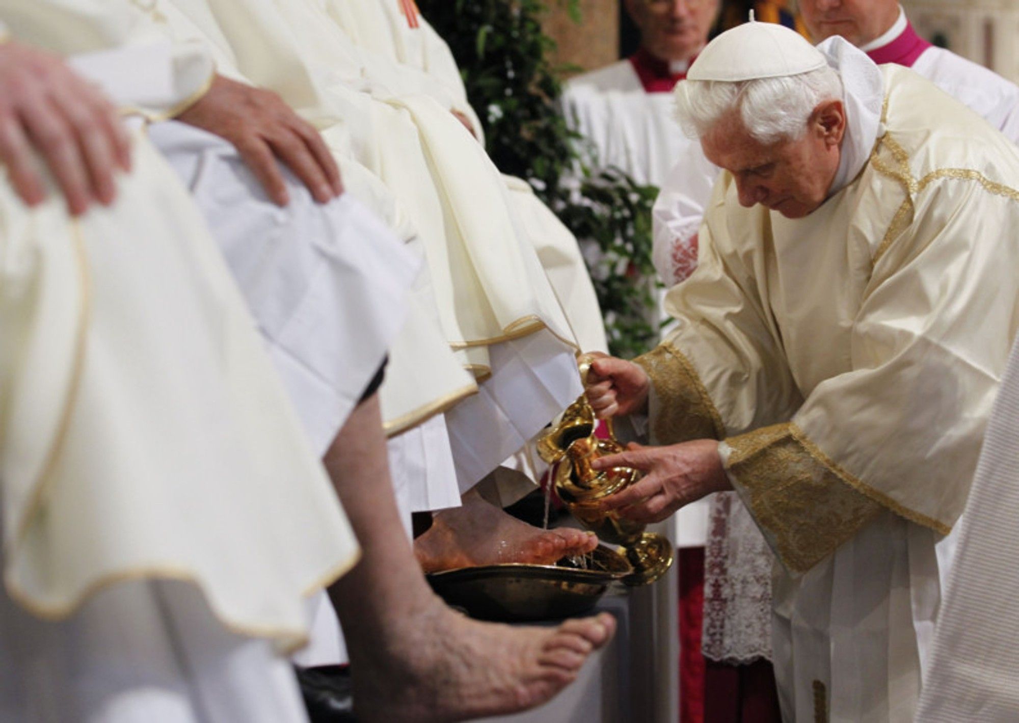 Pope leads Holy Thursday ritual