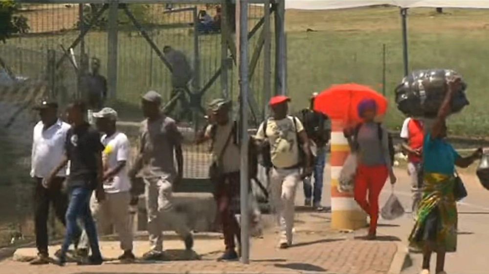 Surge in traffic at Lebombo border post as Mozambicans return to South ...