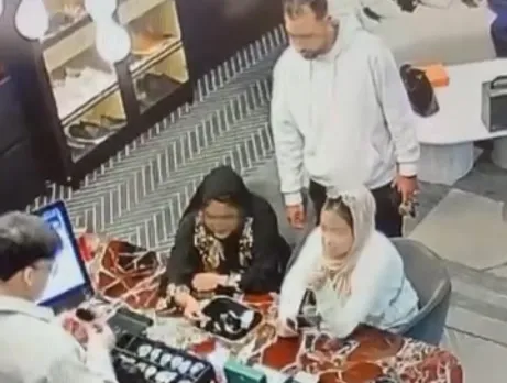 Family posing as customers steal Cartier watch