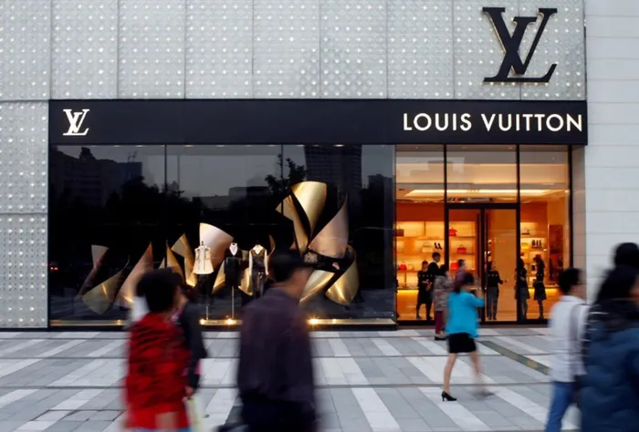 China’s online giants Alibaba and JD.com are taking their battle for relevance in the lucrative luxury goods market to a new level. Reuters