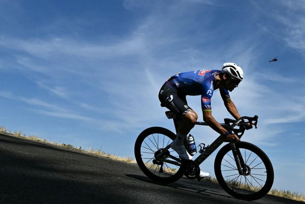 Mathieu van der Poel brave la chaleur torride pour remporter une troisième victoire d'étape historique sur le Tour de France