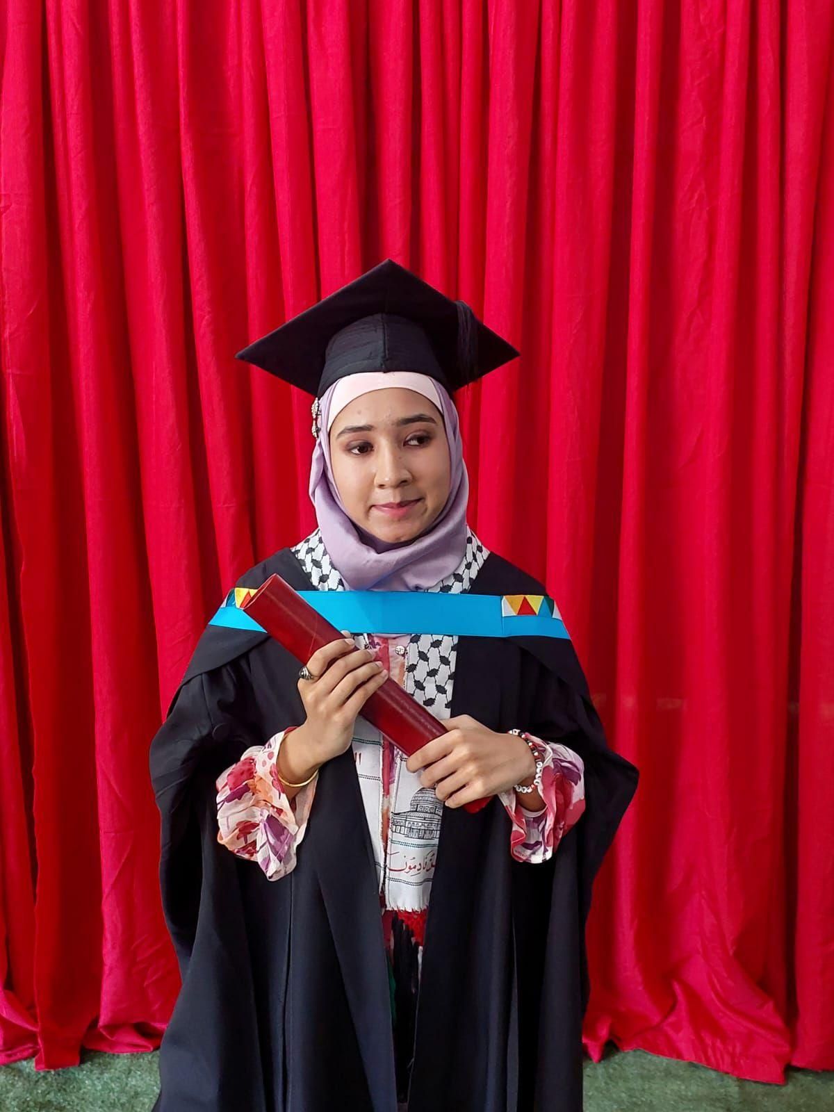 Blind UKZN student Azraa Ebrahim graduates cum laude with 14 distinctions