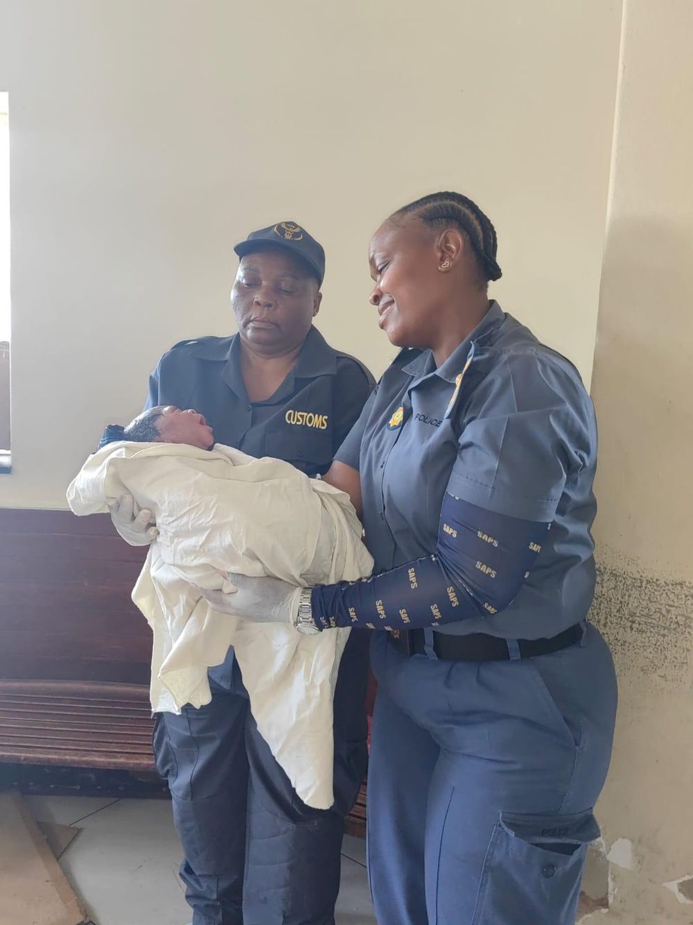 Unexpected birth: Mozambican woman delivers baby at South African border