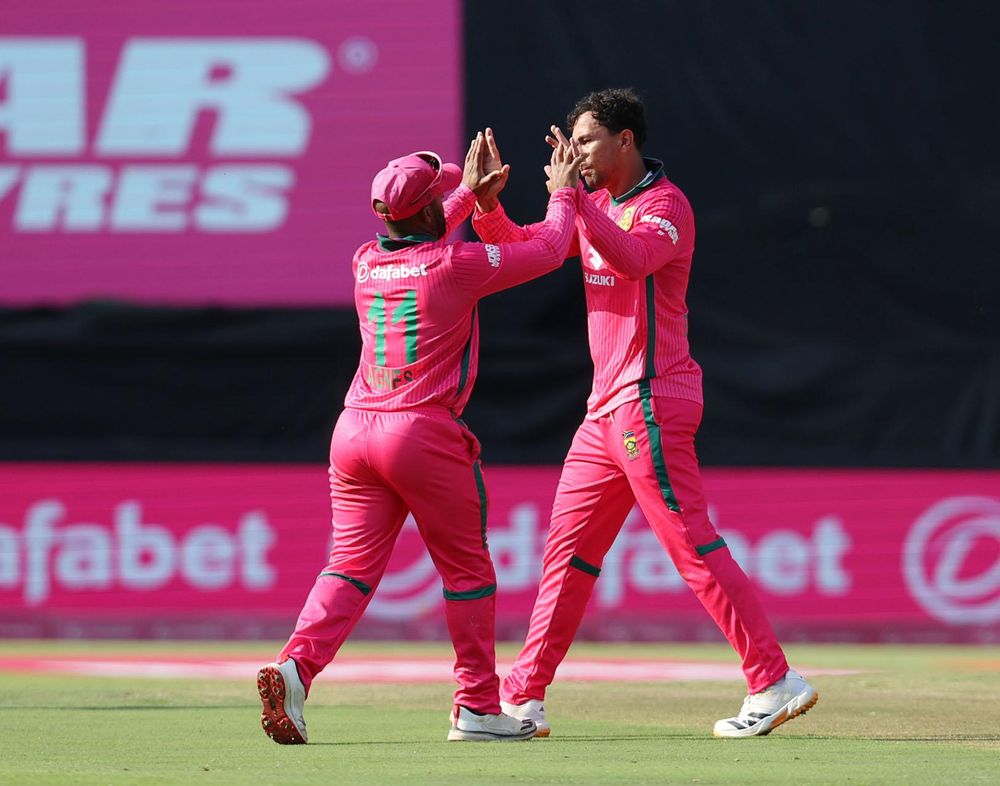 Temba Bavuma and Quinton de Kock’s heated DRS clash goes viral after ...