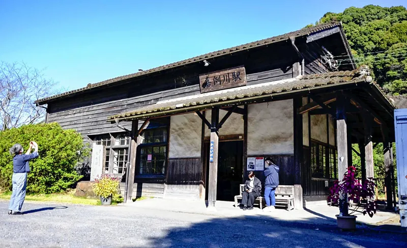 People are queuing at a station where no trains run—here’s why