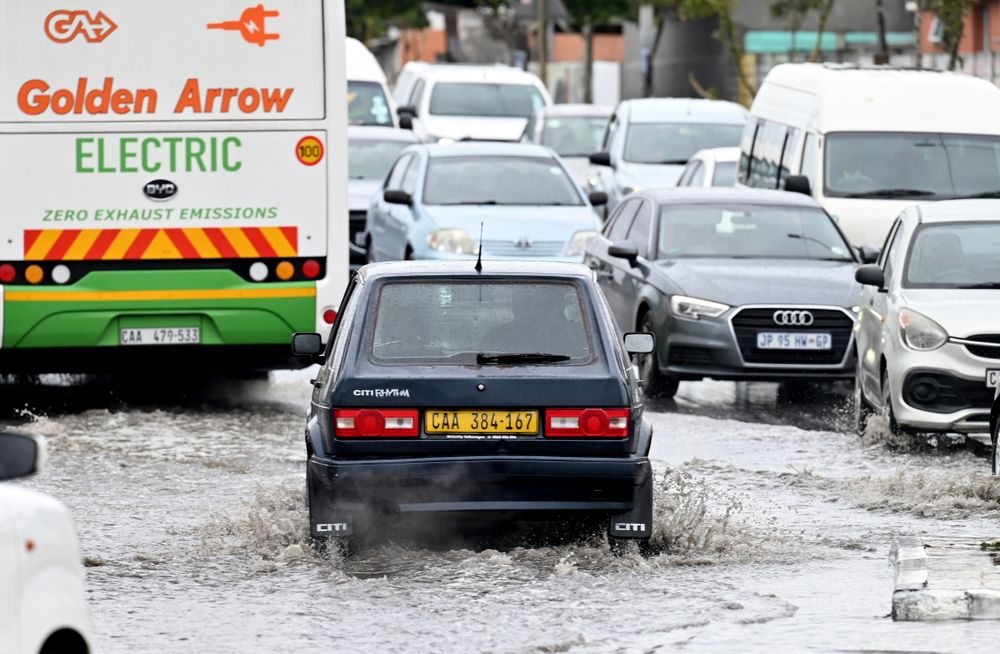 Parliamentary leaders challenge government on weather crisis response