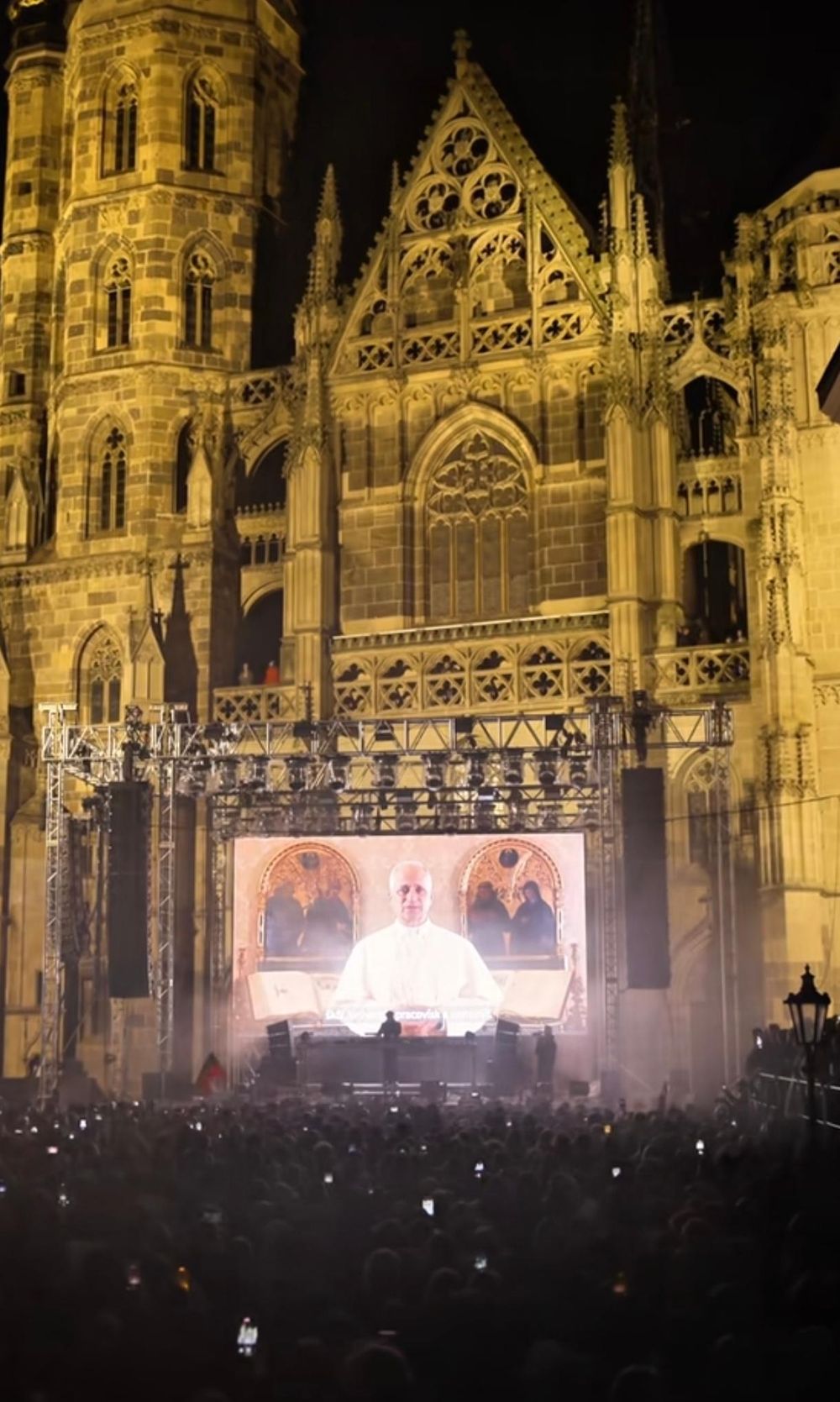 WATCH: Pope Leo XIV surprises attendees at a massive rave in Slovakia