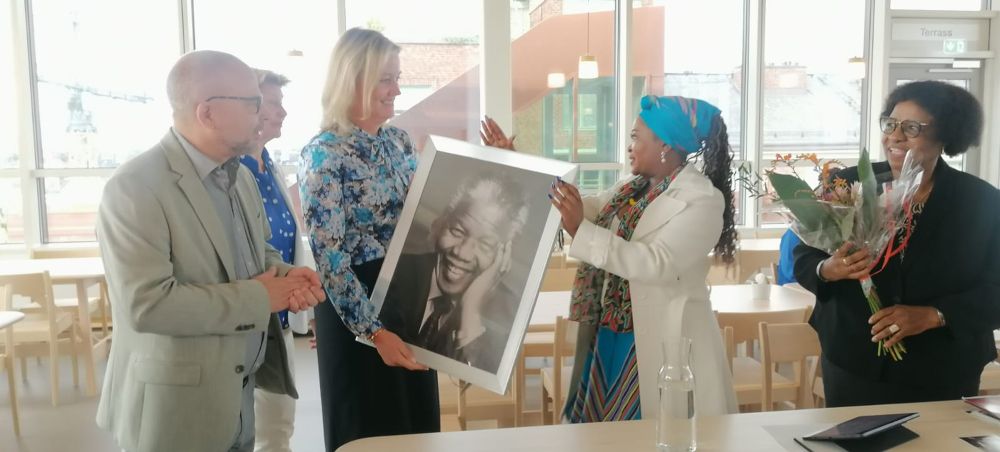 SA donates portrait to Stockholm hospital