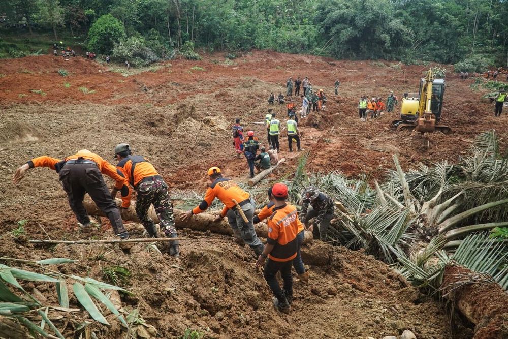 PICS: Indonesia landslide kills 2, leaves 21 missing