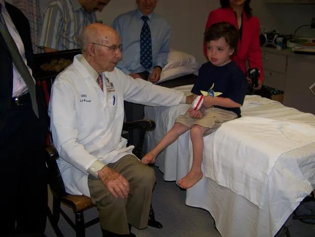 Alex Moss, then four years old, son of Karen Mara Moss with Dr Ponseti in 2007.
