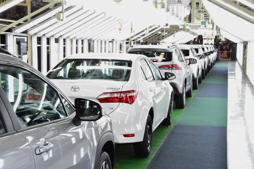 Rising fuel prices and inflation risks threaten momentum in SA vehicle market