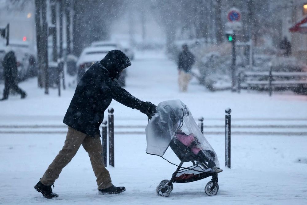 Paris: 140 flights cancelled amid rare snow and deadly cold snap