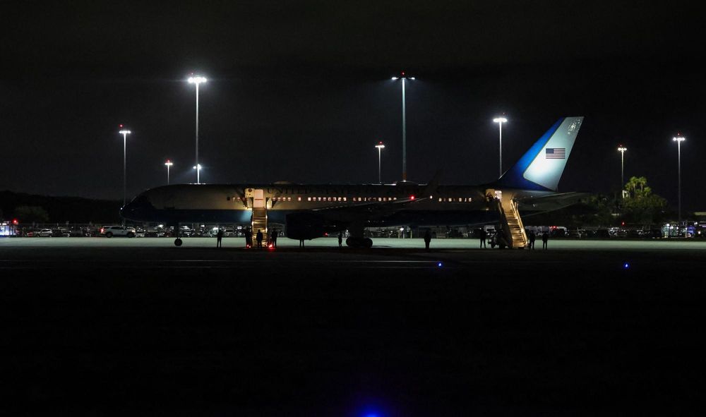 Trump's Air Force One makes emergency return after electrical fault