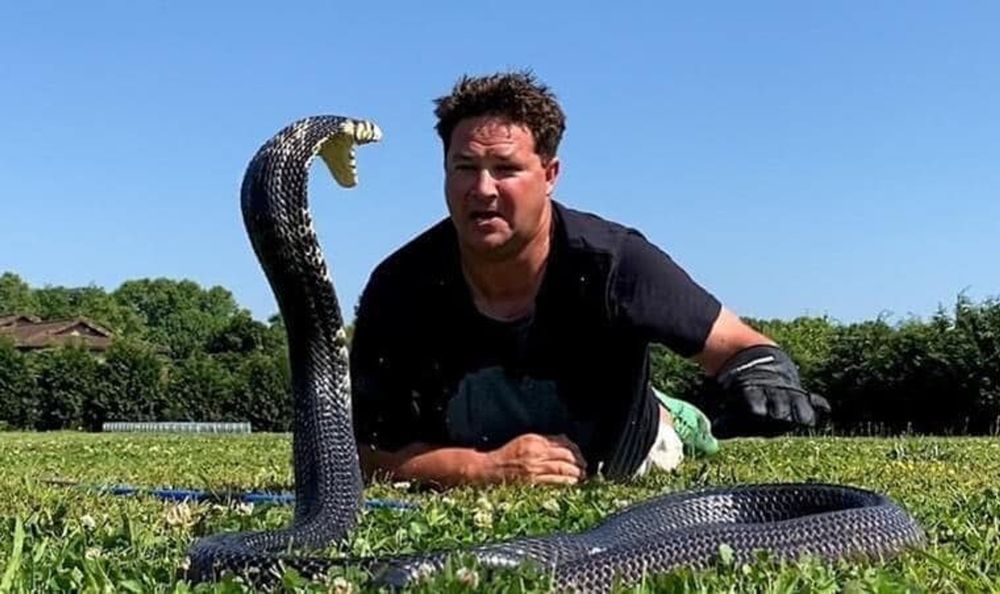 Tributes pour in for celebrated snake handler