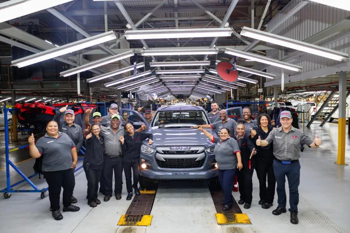 Isuzu Motors South Africa employees, team leaders and manufacturing
leadership on the Gqeberha production line celebrate the company’s highest-ever annual production.
