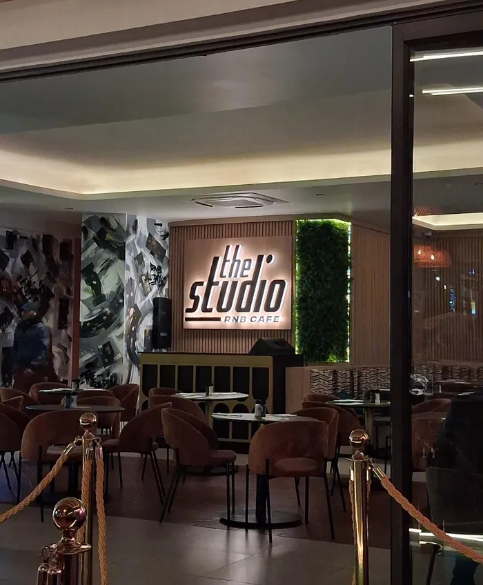 There is something timeless about the combination of good food, well crafted cocktails and a soundtrack filled with 90s R&B classics. 