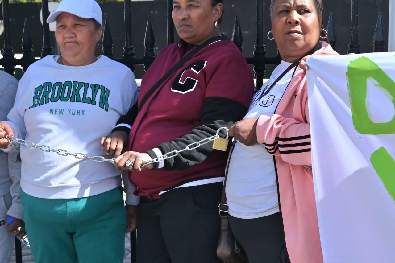 Residents chained to Parliament gates to stop gang violence