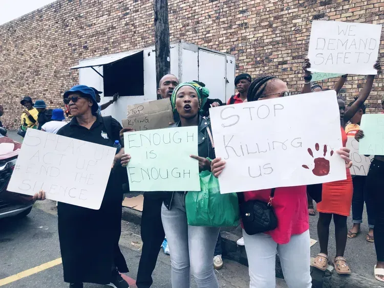 Izihlangu ezibhaqwe ngabazali zibengumkhondo kumzimba wentombi yabo ebuleweyo