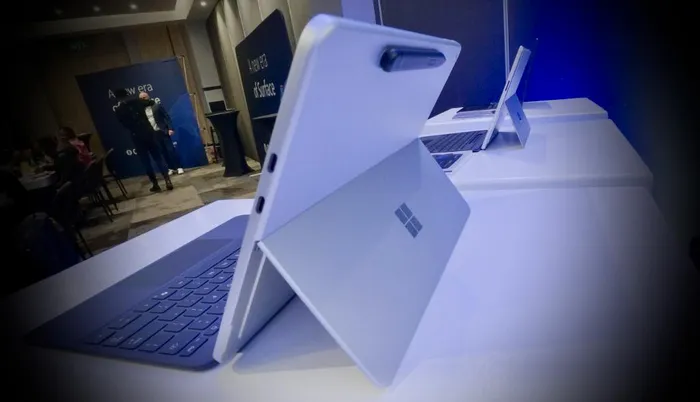 Core Group ha presentado en Sudáfrica los últimos dispositivos Surface de Microsoft con Copilot+, equipados con inteligencia artificial. Estos dispositivos ofrecen un rendimiento NPU de última generación, eficiencia de IA integrada y una vista previa exclusiva del Surface Ultra de alto rendimiento. Foto: Michael Sherman/IOL