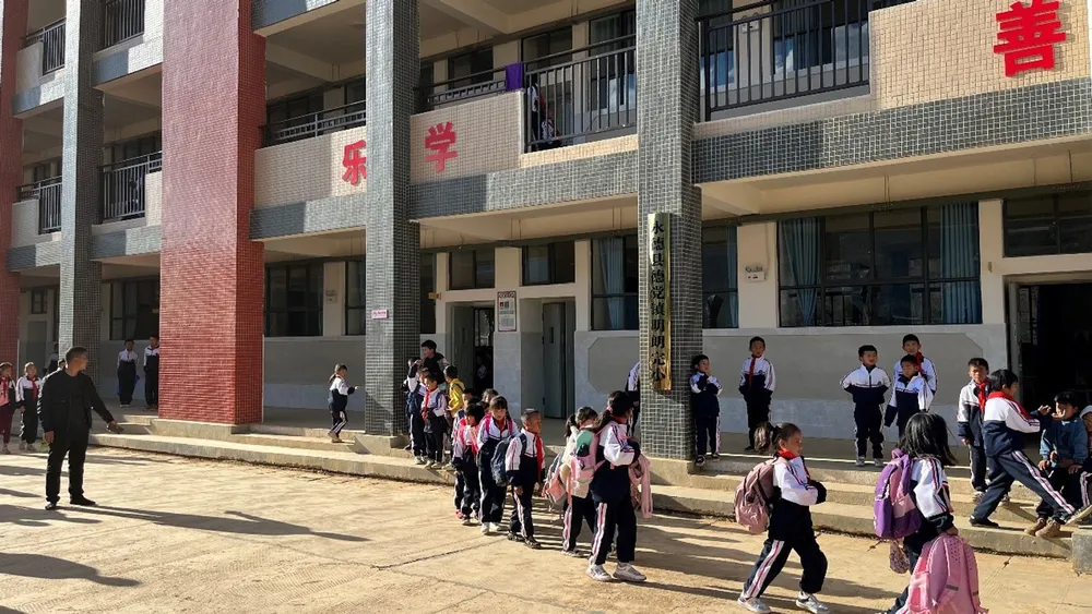 Photo taken on December 1, 2021, shows students heading home at the end of the school day. (People's Daily Online/Meng Bin)