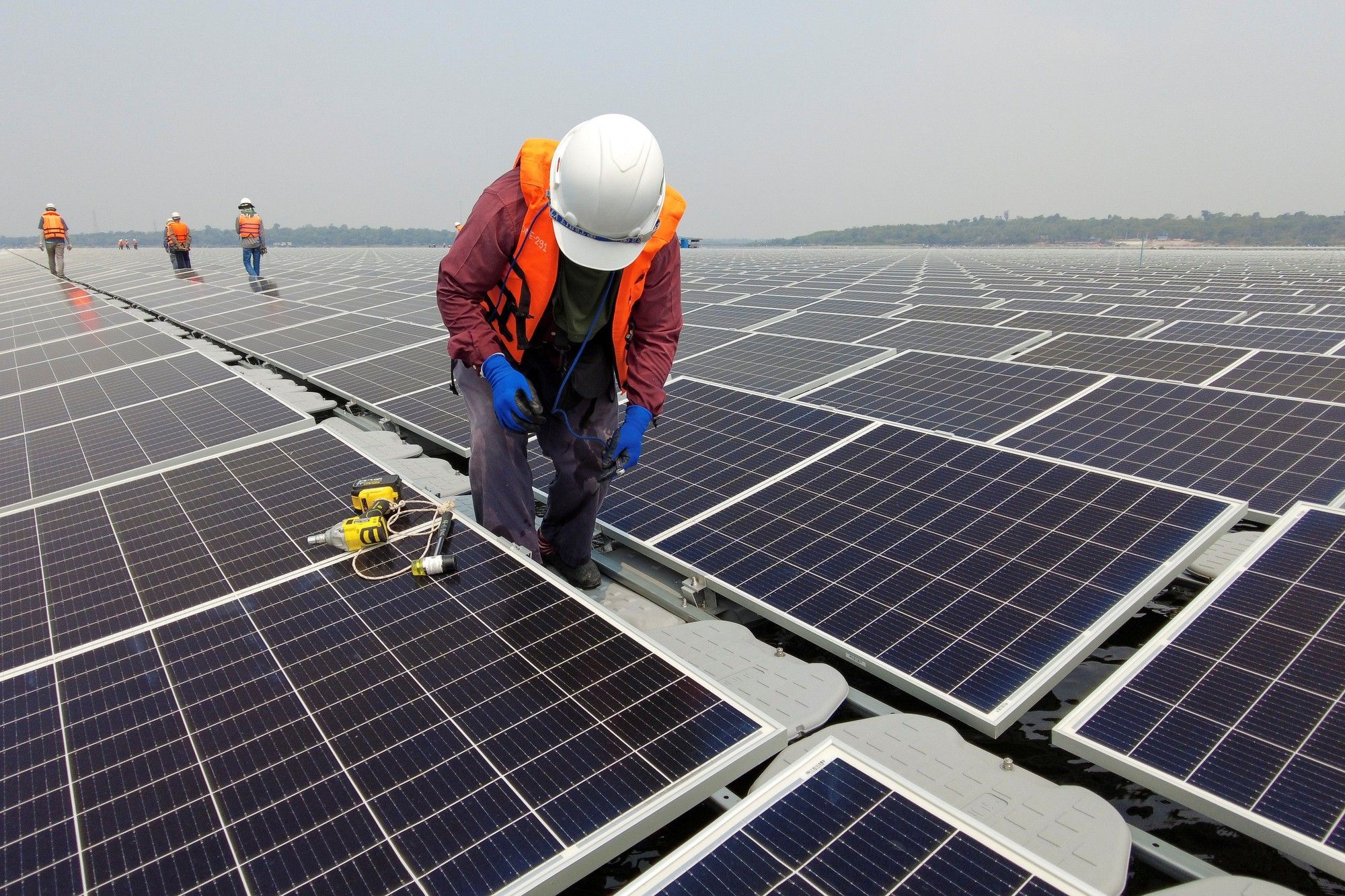 A diplomatic energy balance in a contested energy space