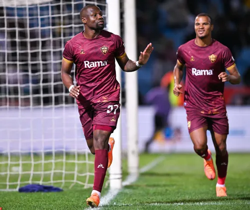 Tshegofatso Mabasa penalty boosts Orlando Pirates' title hopes as Stellenbosch holds Mamelodi Sundowns away