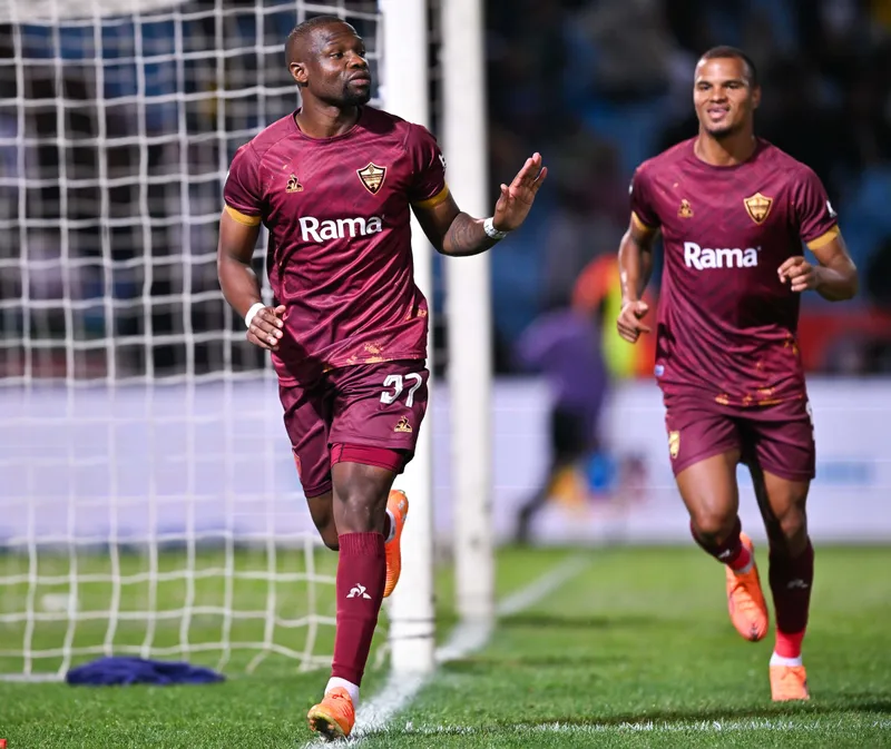 Tshegofatso Mabasa penalty boosts Orlando Pirates' title hopes as Stellenbosch holds Mamelodi Sundowns away