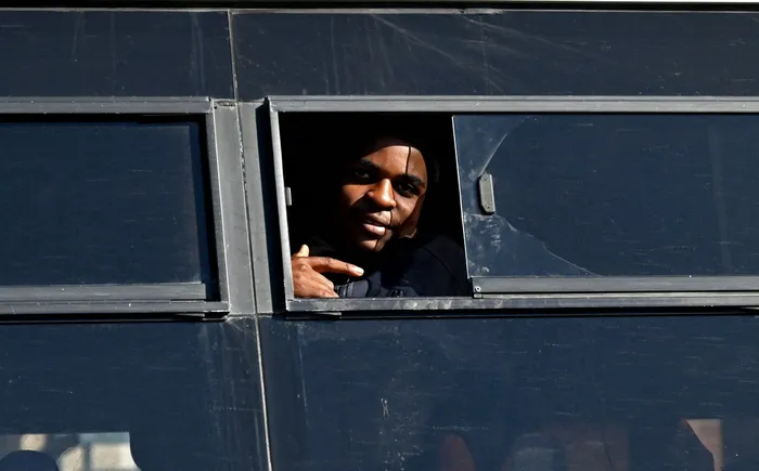 Hundreds of Zimbabweans immigrants boarded hired buses at Home Affairs Refuge Centre in Epping and will be transported to Zimbabwean Beitbridge Border Post. 