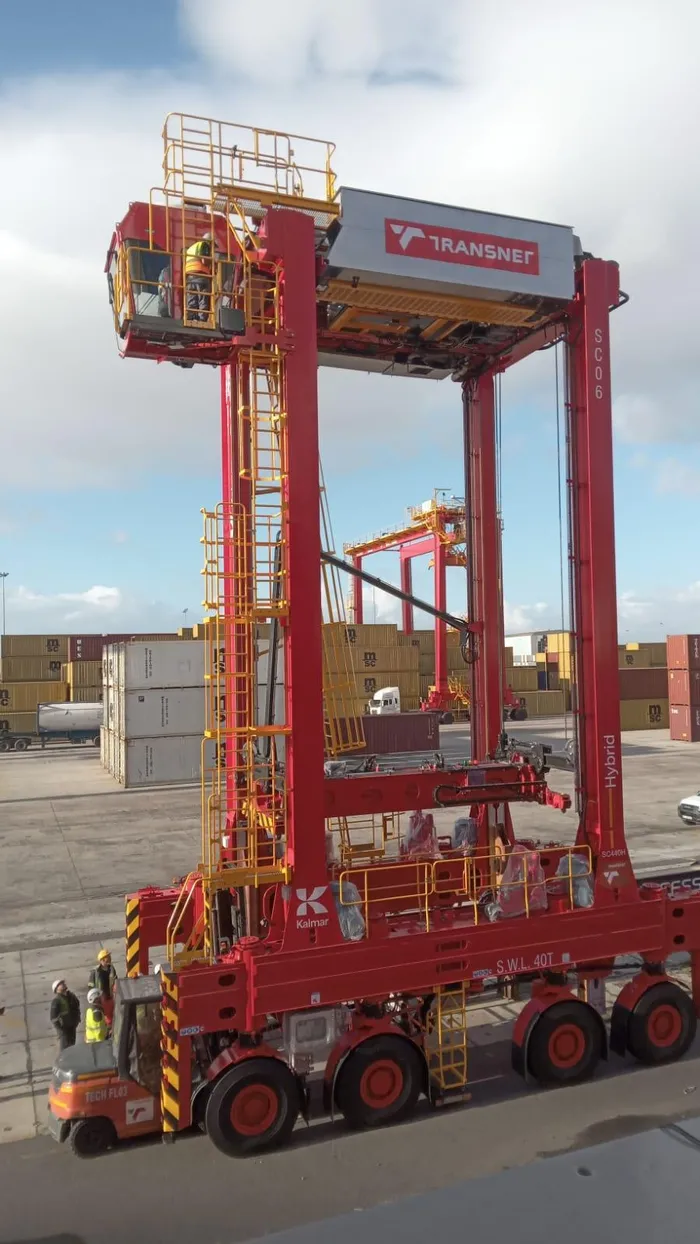 The new hybrid straddle carriers are the first of their kind to be deployed in Southern Africa and form part of TPT’s comprehensive equipment replacement programme aimed at restoring terminal performance and enhancing productivity.