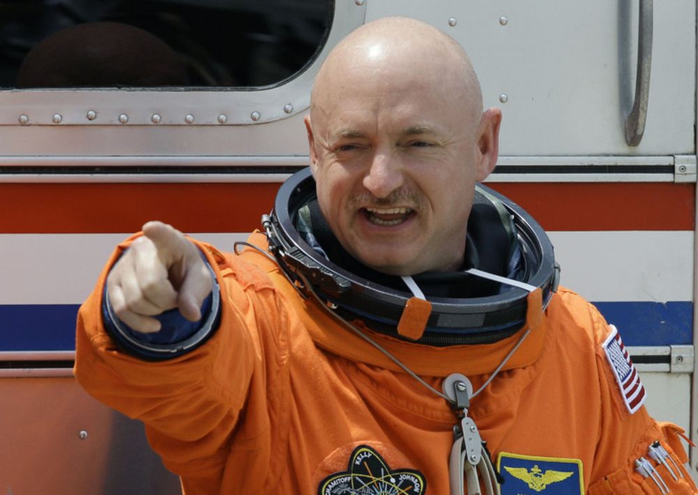 Nasa delays shuttle launch
