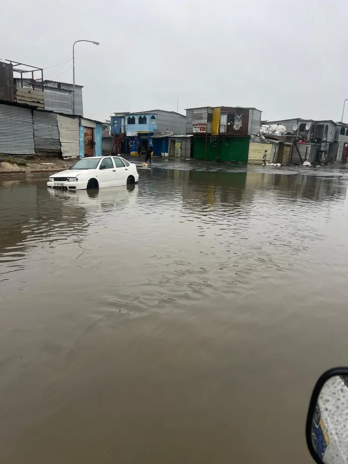 Severe weather causes flooding concerns in Phoenix, Bothasig, and Table ...