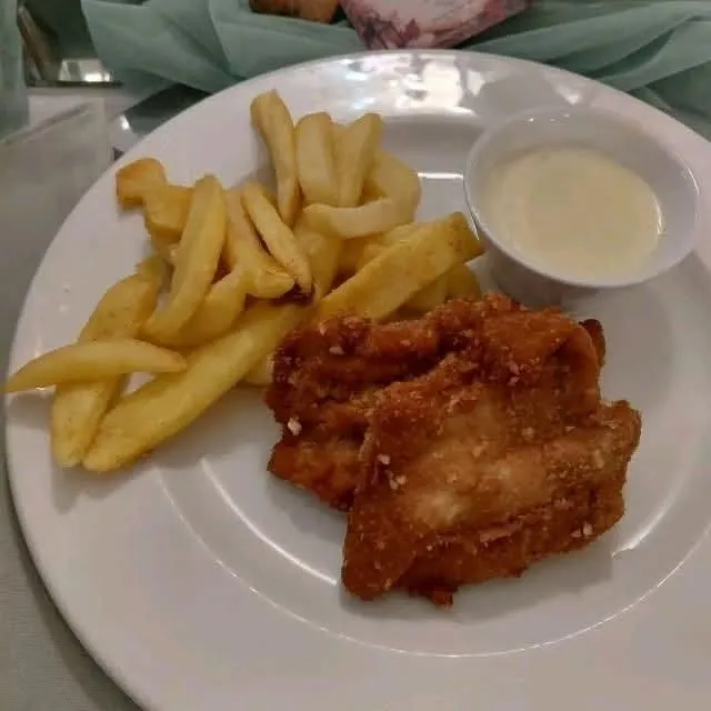 'Cheated': Pupils given chicken strips and chips at R900 a ticket matric ball