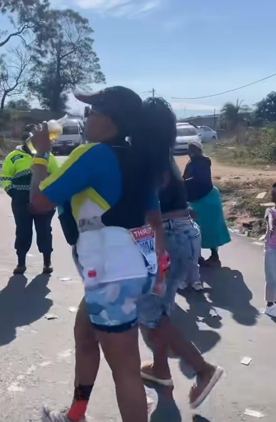Only in Mzansi: Comrades runner swaps energy gels for a cold Savanna