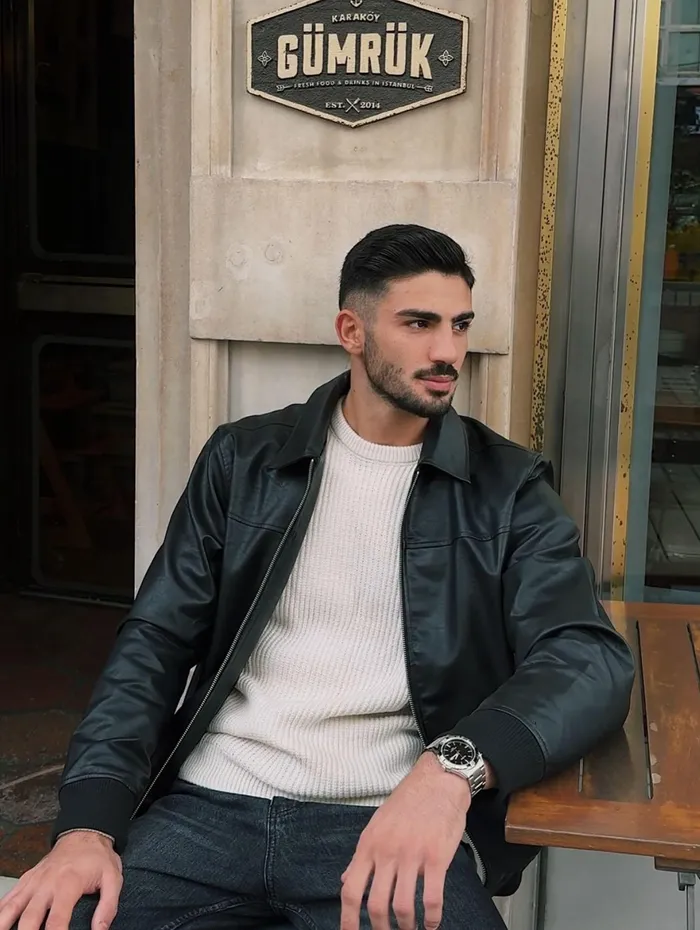 An internet sensation among tourists, Alper Temel is a street food vendor operating in Istanbul, Türkiye.