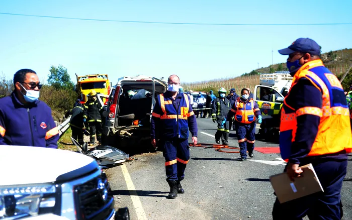 Western Cape emergency services at the scene of a vehicle accident along the R321 heading to the Theewaterskloof Dam in Villiersdorp in which eight people have died. Picture: Ayanda Ndamane/African News Agency(ANA)