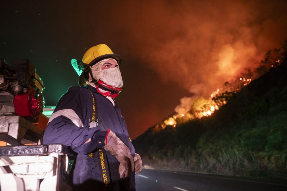Firefighters battle raging Table Mountain blaze: One injured