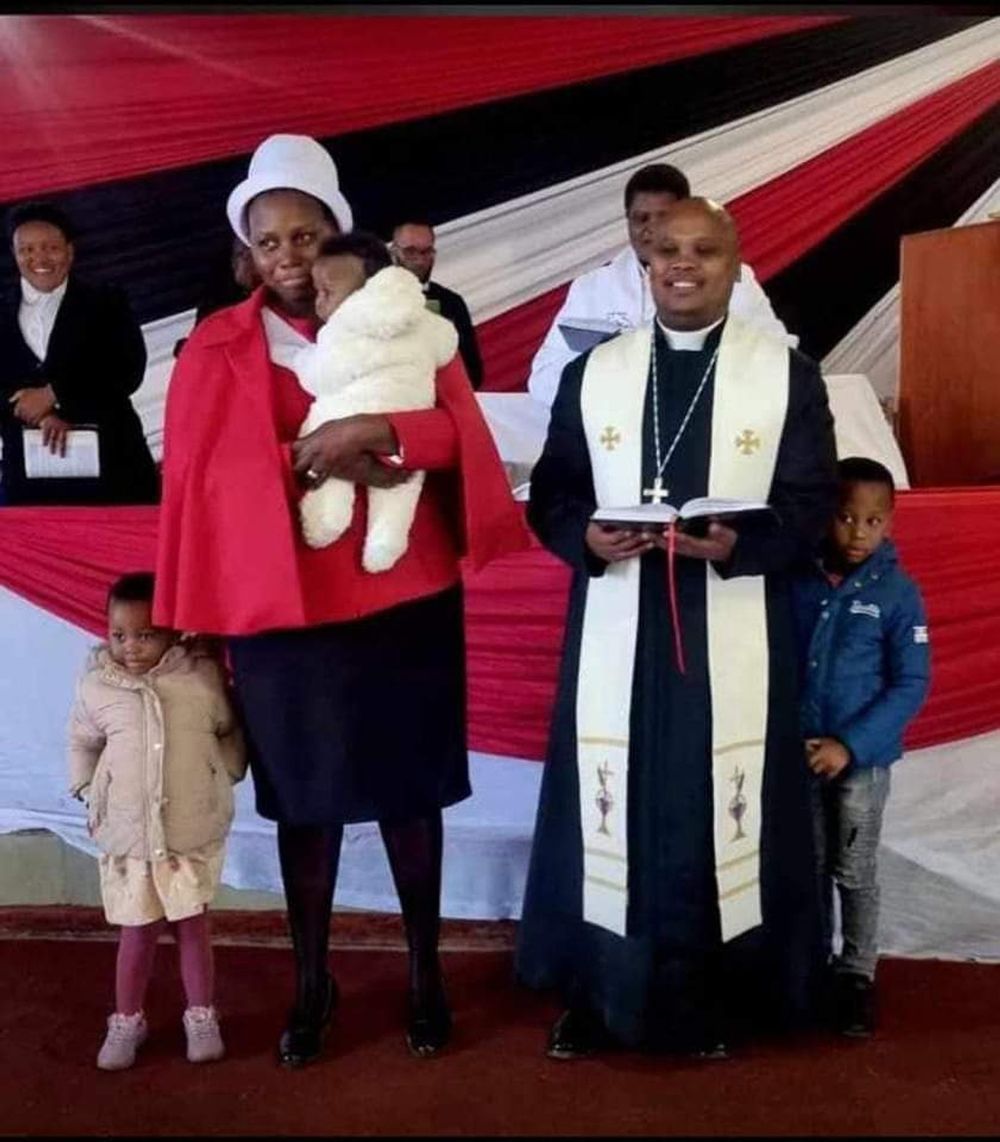 Intlungu yokutsha koMfundisi nosapho lwakhe