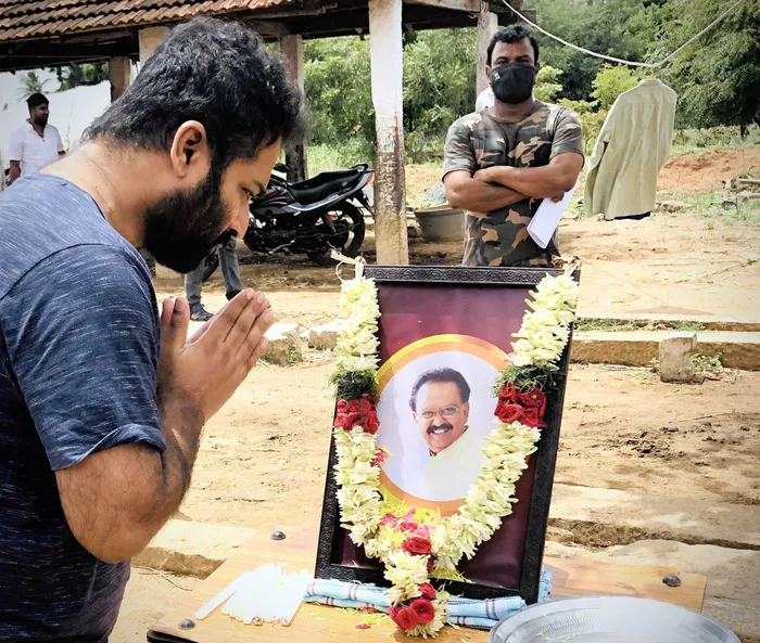 Shobi Paulraj, Pan Indian dance director, pays homage to singer SP Balasubramaniam who died on Friday. Twitter