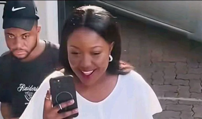 Abantu kumakhasi onxibelelwano basebenzisana ukufumana isela lefowuni ePitoli